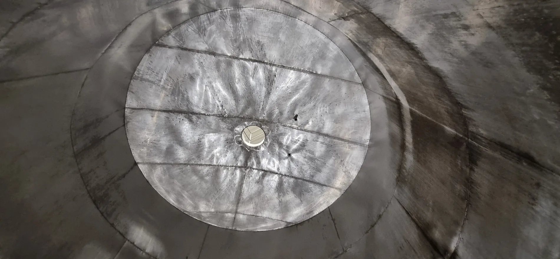 Vista hacia la parte superior del interior de un tanque metálico