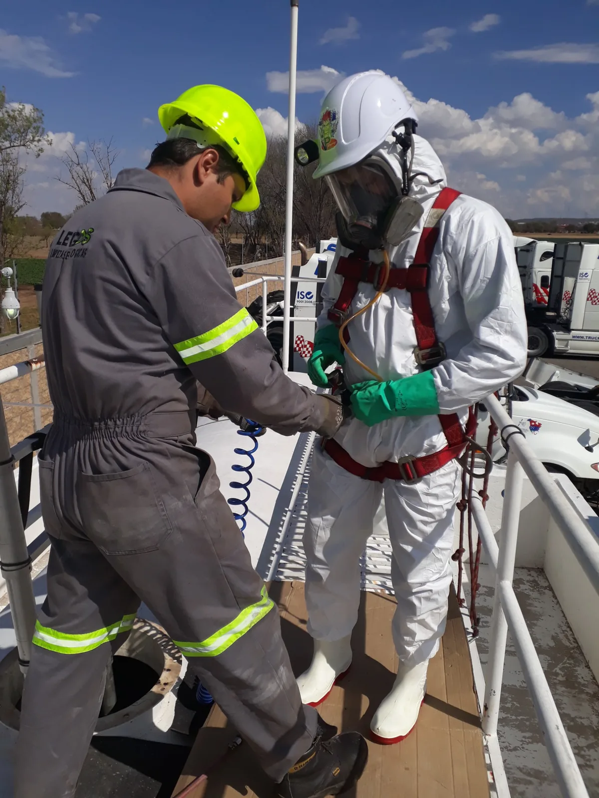 Preparación operativa con equipo de protección personal para limpieza interna de tanque de almacenamiento de combustible
