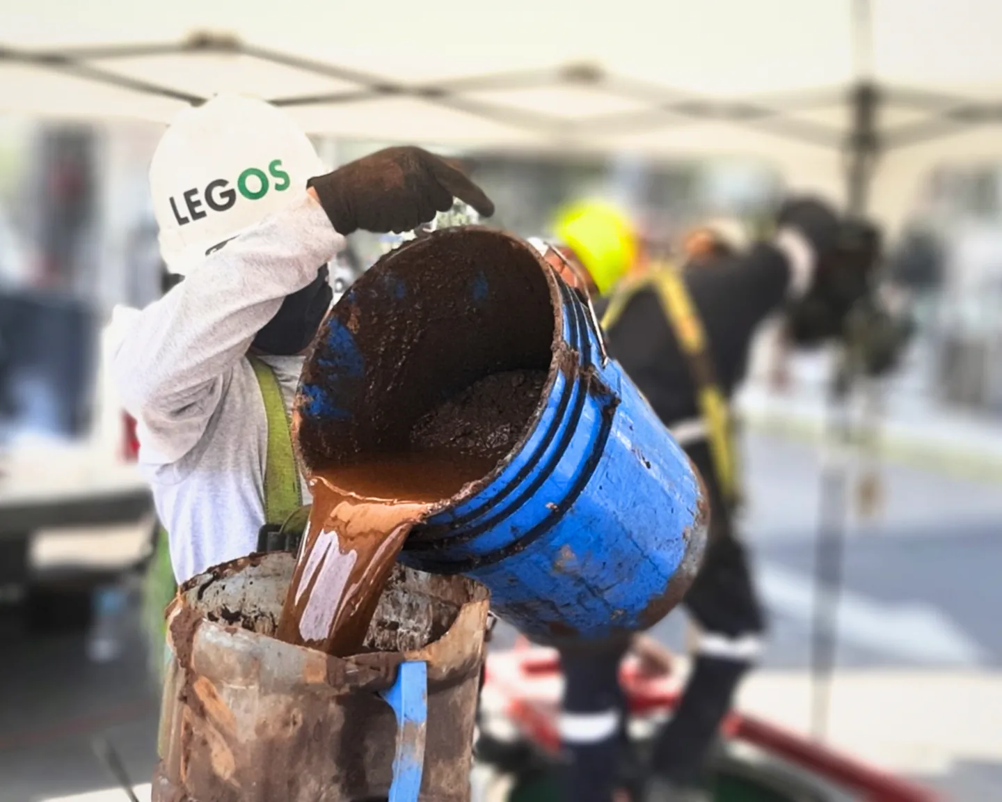 Residuos acumulados retirados durante trabajos de limpieza de un tanque de combustible.