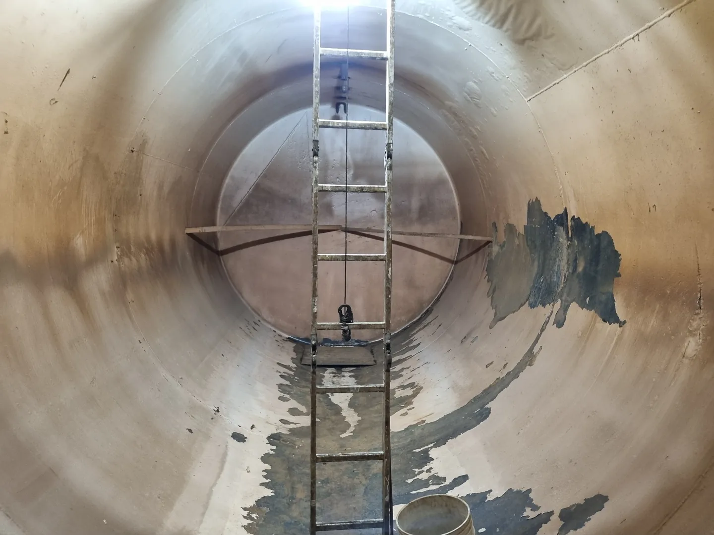 Superficies interiores de un tanque de almacenamiento de combustible documentadas durante trabajos de limpieza.