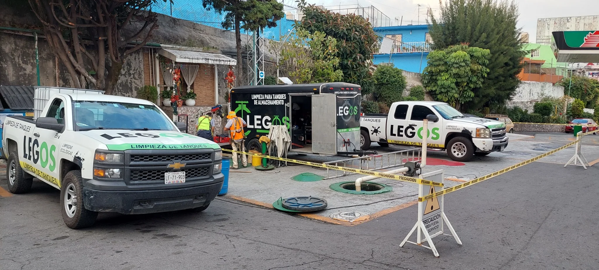 Unidades, remolque y personal de LEGOS desplegados para un servicio en una estación de combustible.