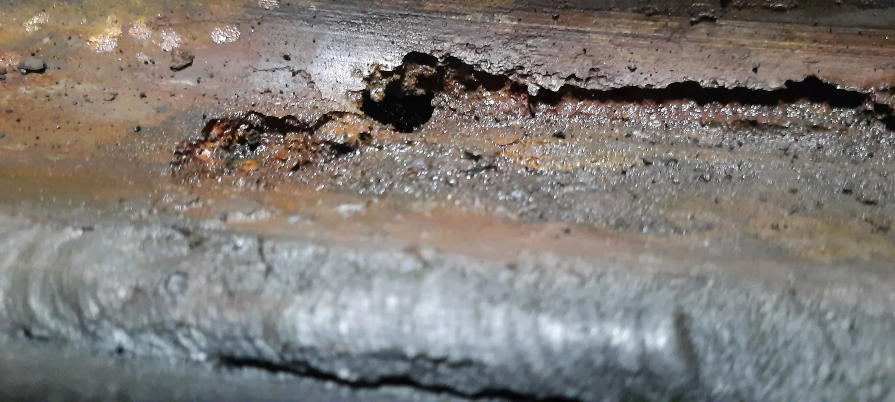 Detalle de deterioro y corrosión observados en una superficie interior de tanque.