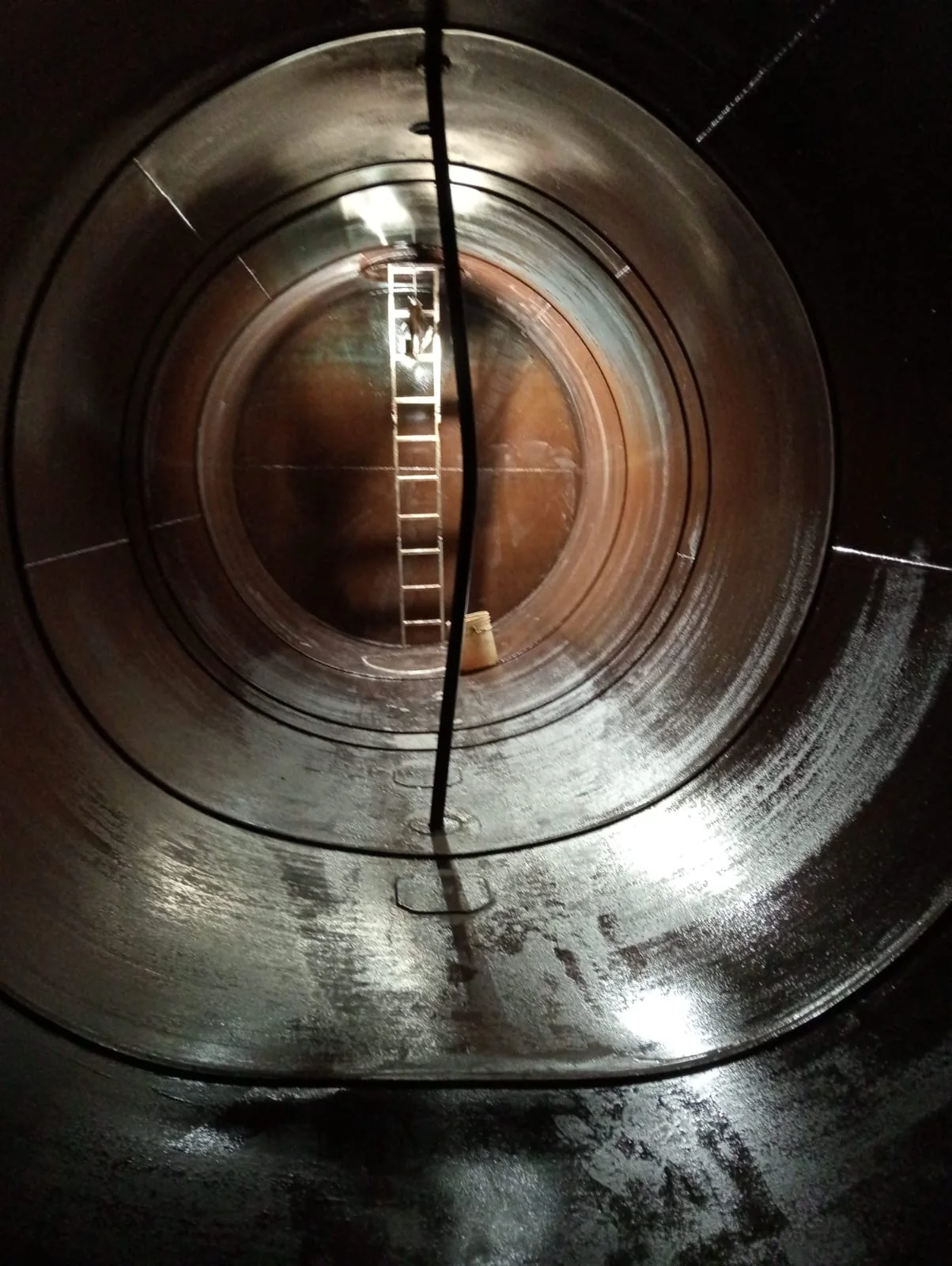 Interior de tanque de combustible antes de la intervención de reparación y recubrimiento.