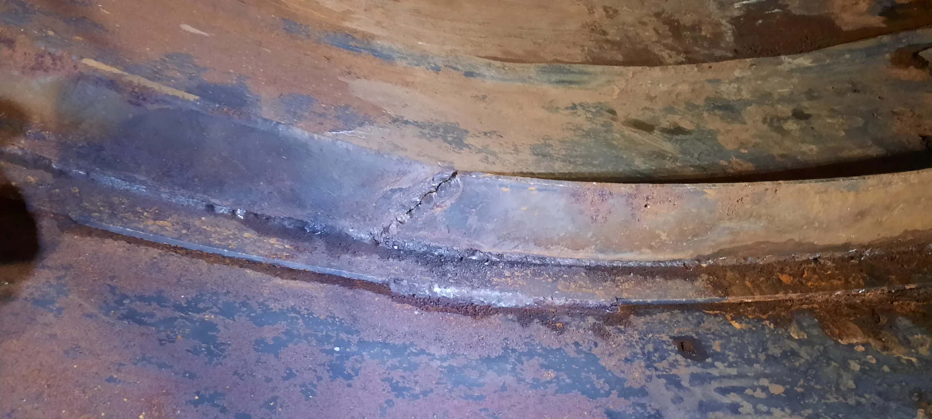 Daño estructural documentado en la superficie interior de un tanque de combustible, fuera del alcance de reparación de LEGOS.
