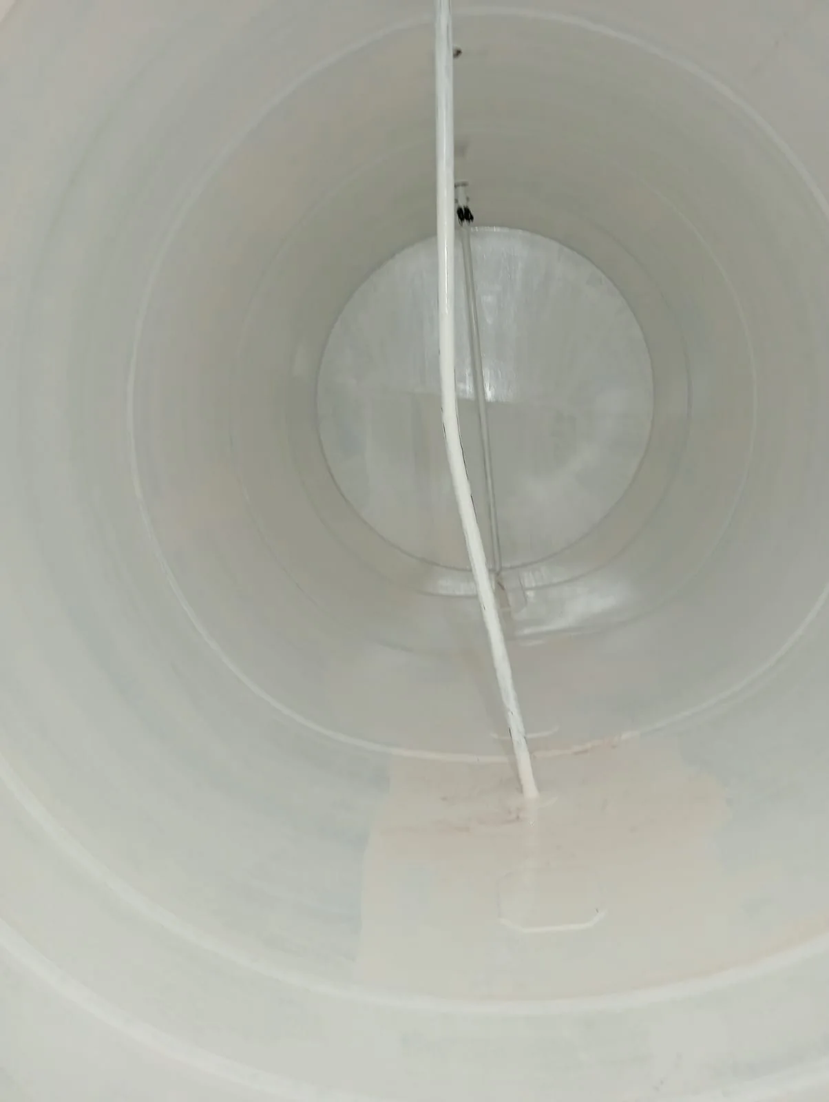 Mismo tanque después de la intervención, con recubrimiento interior de color blanco, visto desde otro ángulo.