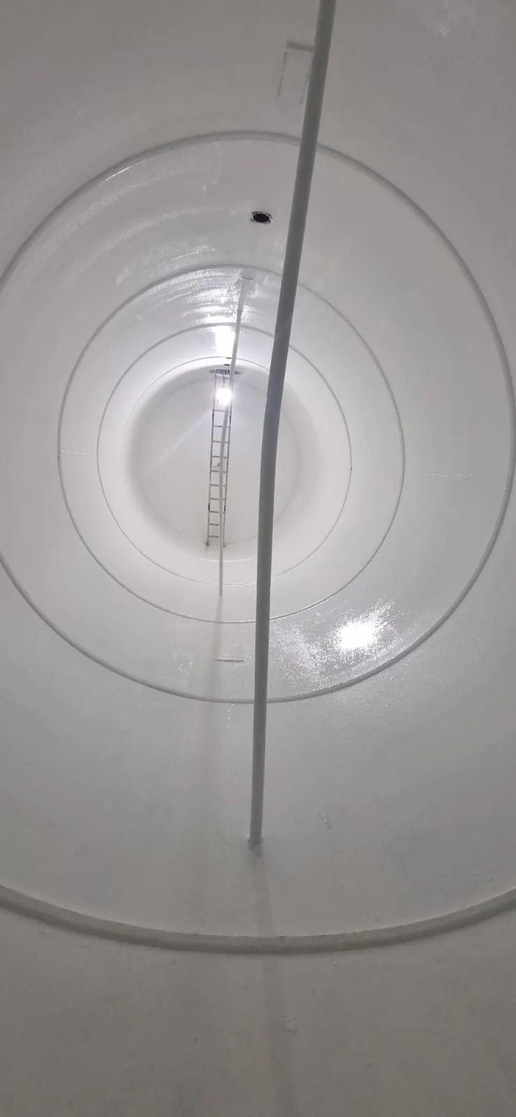 Interior de un tanque terminado con recubrimiento blanco.